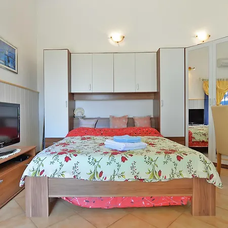Dino 1374 Apartman Póla